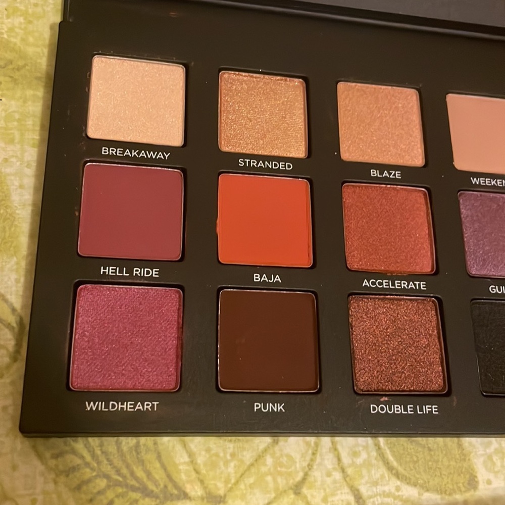🆕Urban decay born to run palette-discontinued - Picture 3 of 4